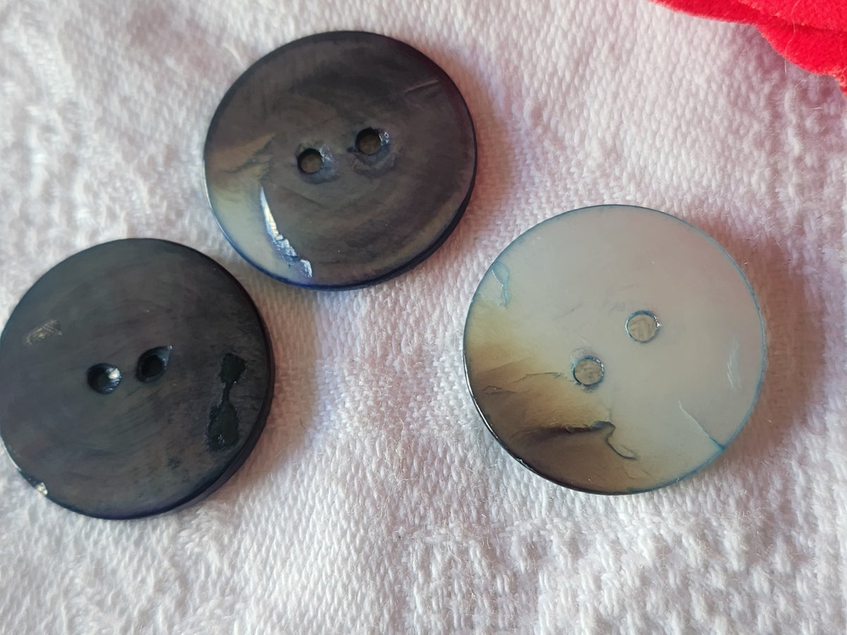 Trio boutons anciens en nacre bleu 2,2 cm D19A