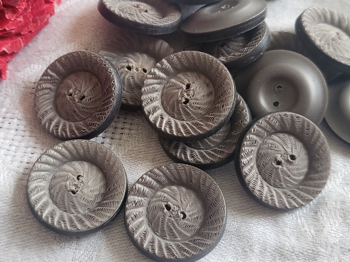 Lot 6 boutons anciens gris effet effeuillé originaux trous 2,2 cm ref 5308