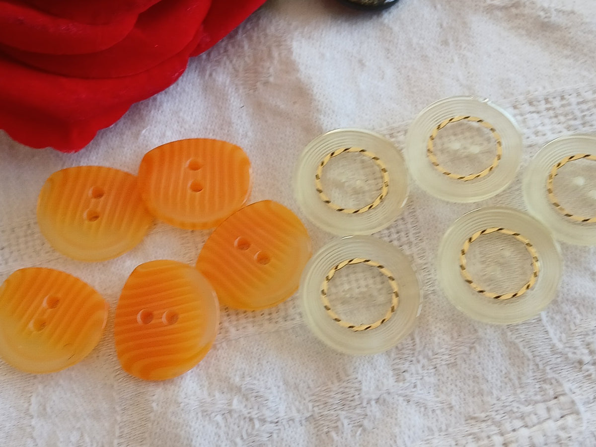 Lot 10 boutons vintage jaune et orange 2 et 2,2 cm ref 6479
