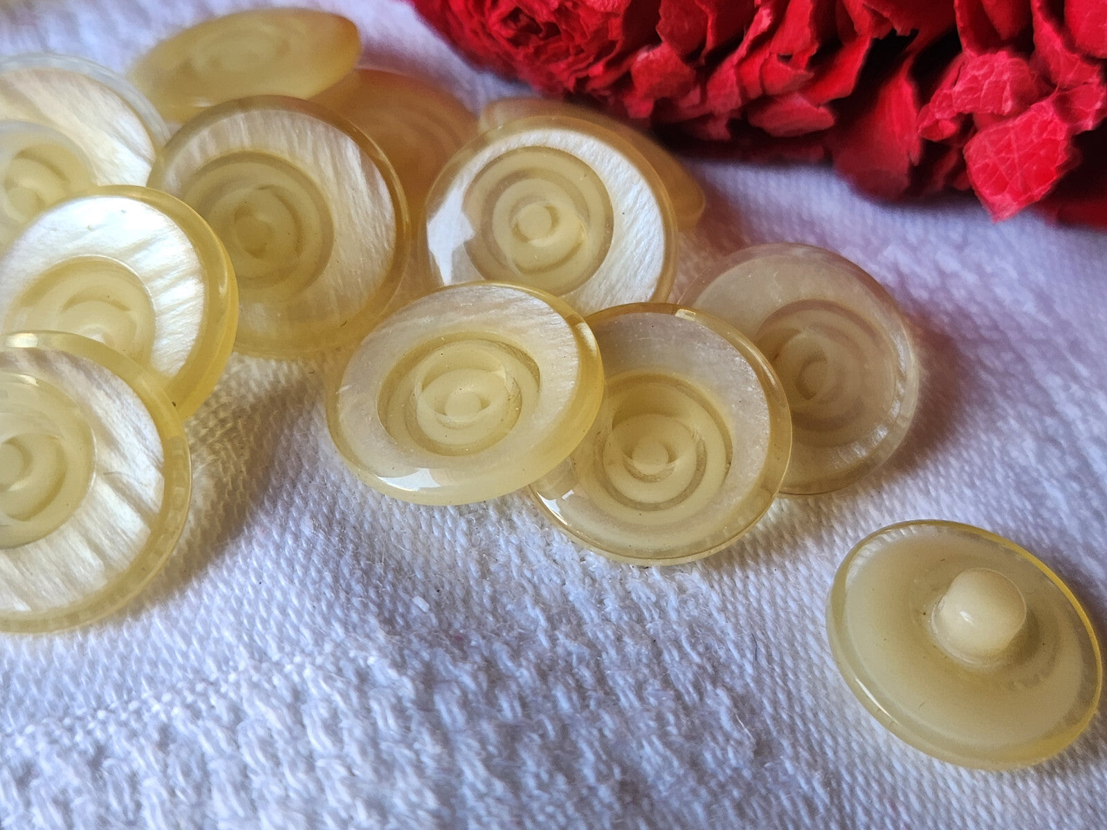 Lot 14 boutons vintage créme reflet nacré 1,5 cm pied ref 438