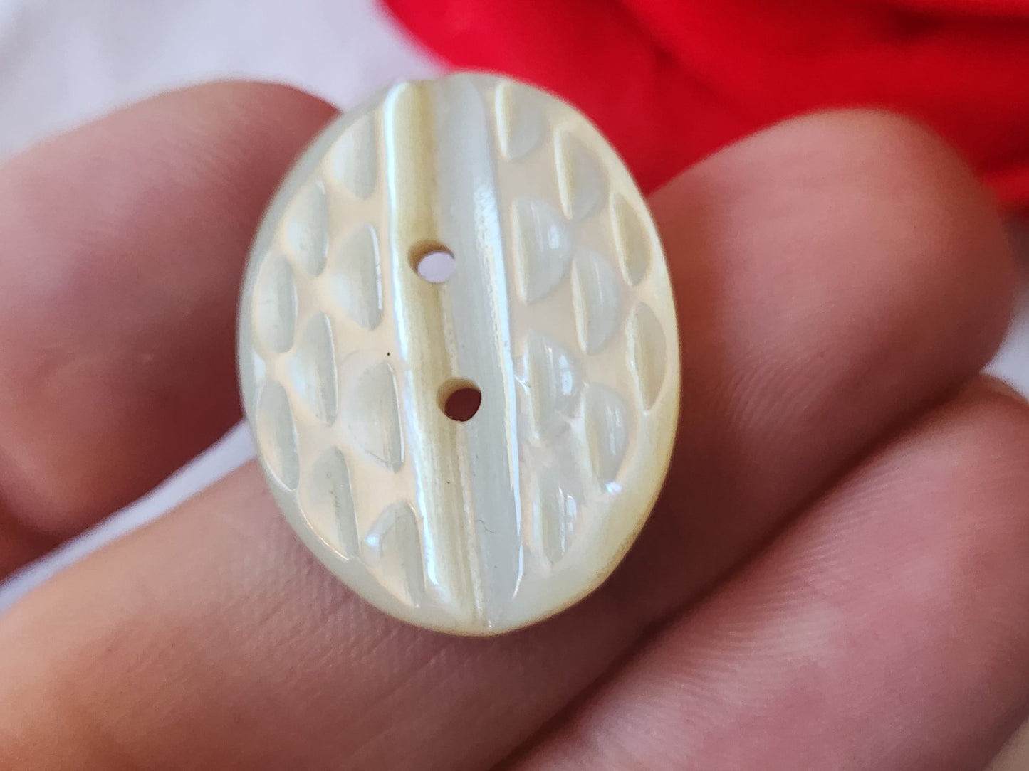 Collection  bouton ancien en nacre ciselé  2 sur 2,7 cm blanc D11B