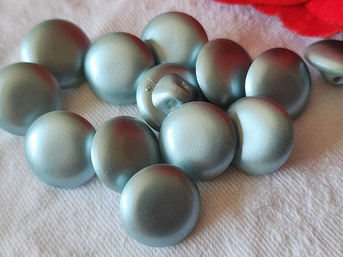Lot 12 petits boutons bleu satiné acrylique pied 1,4 cm ref 6059