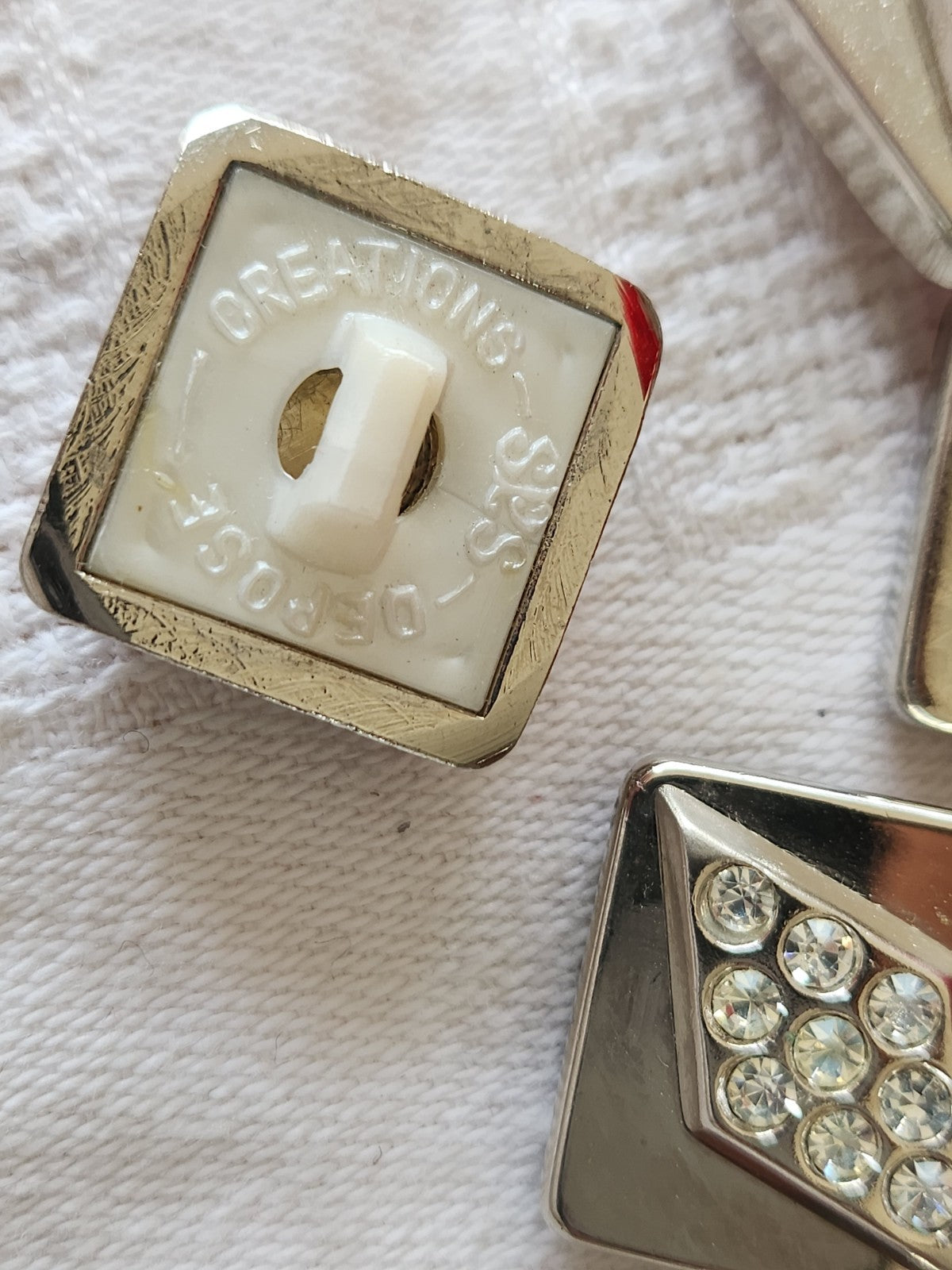 Lot 6 boutons  acrylique et strass en verre pied carré 1,6 cm  ref 6008
