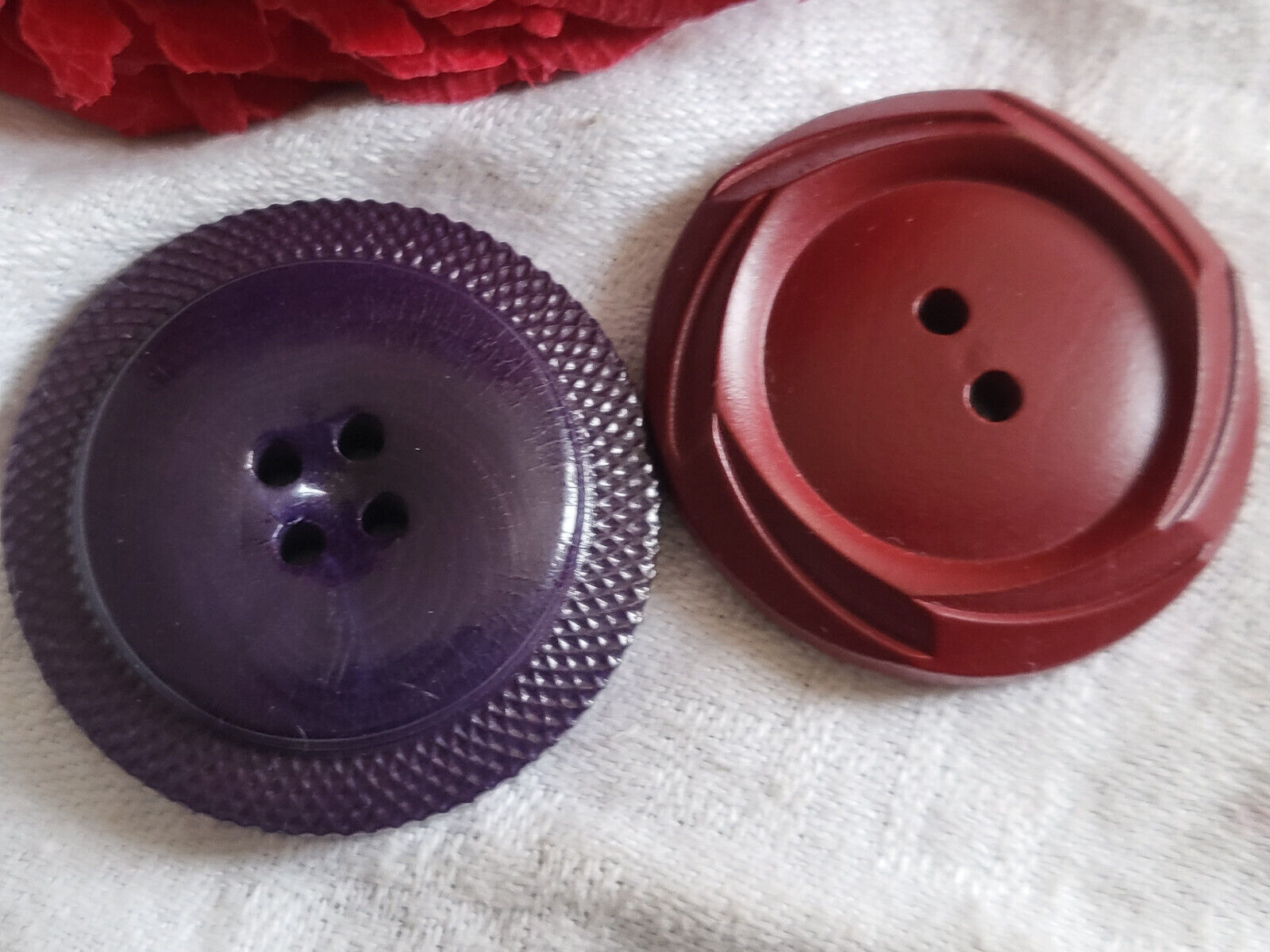 Duo gros boutons anciens en bois peint violet rouge 3,5 cm ref 2590