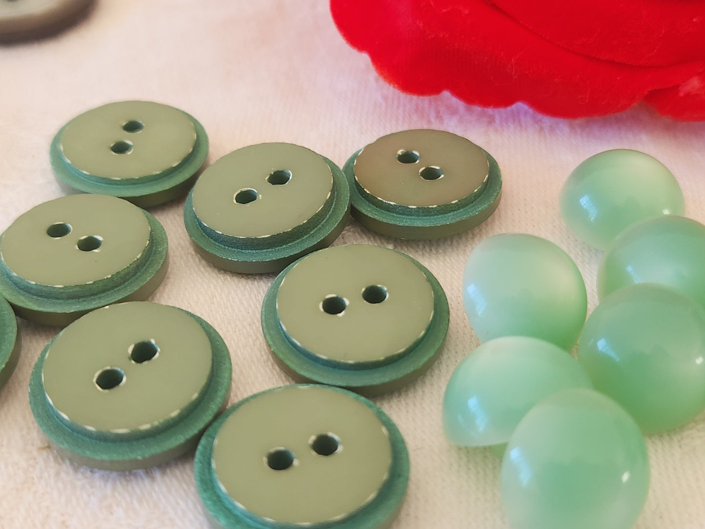 Lot 16 boutons vintage vert  deux series diamètre 1,3 et 1,8 cm ref 6084