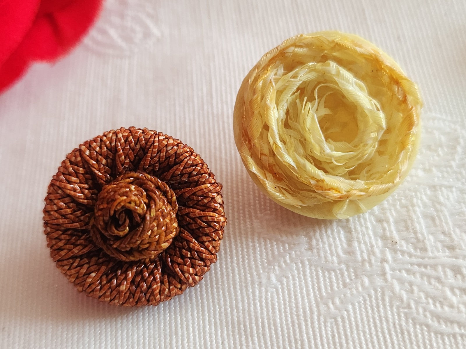 Duo boutons anciens rafia et rafia? jaune marron 1,9 et 2,1 cm G12H
