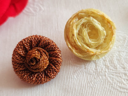 Duo boutons anciens rafia et rafia? jaune marron 1,9 et 2,1 cm G12H