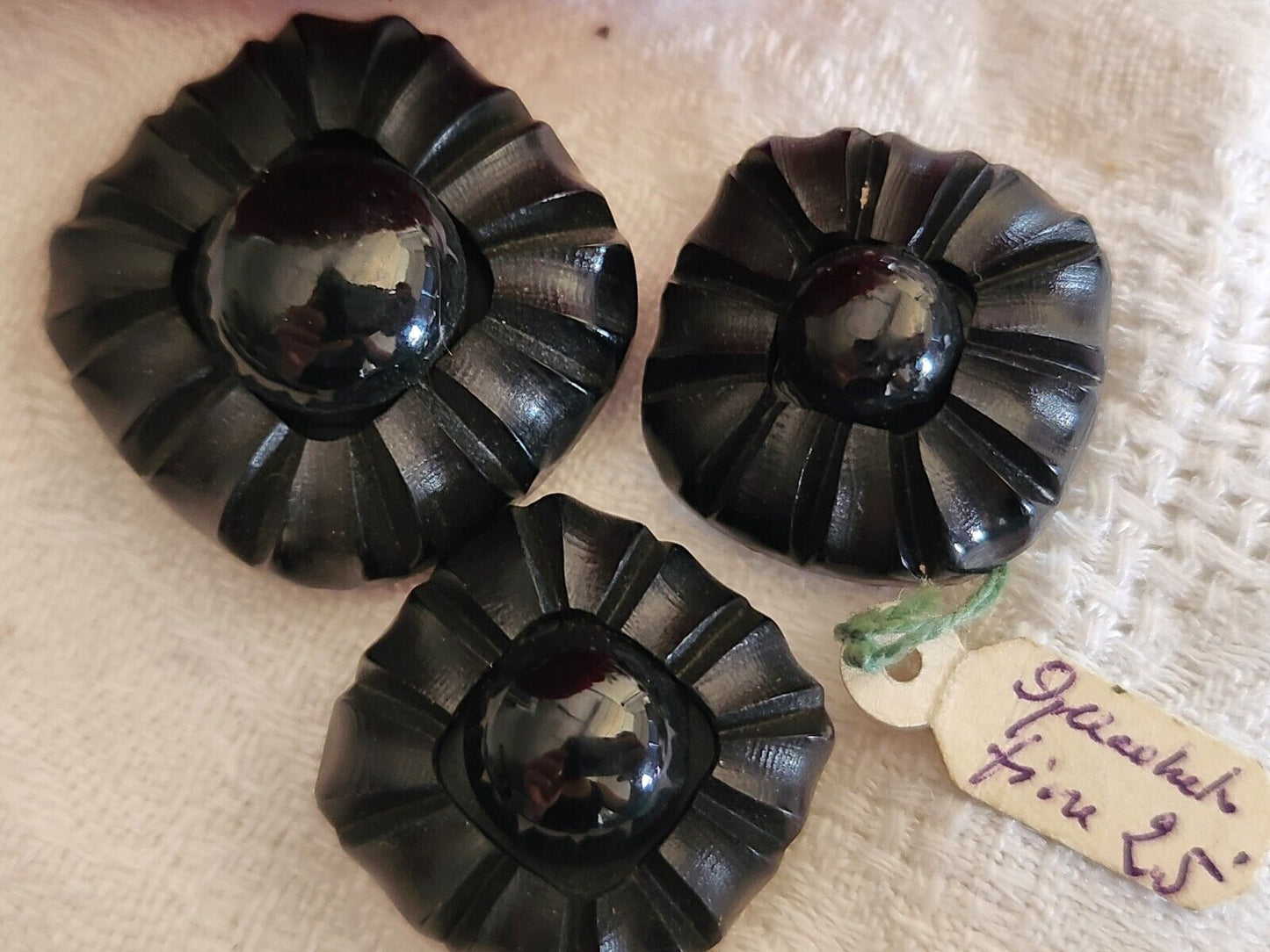 Trio superbes boutons vintage noir pied fleur bombé 2,1 et 2,6 cm ref 2590