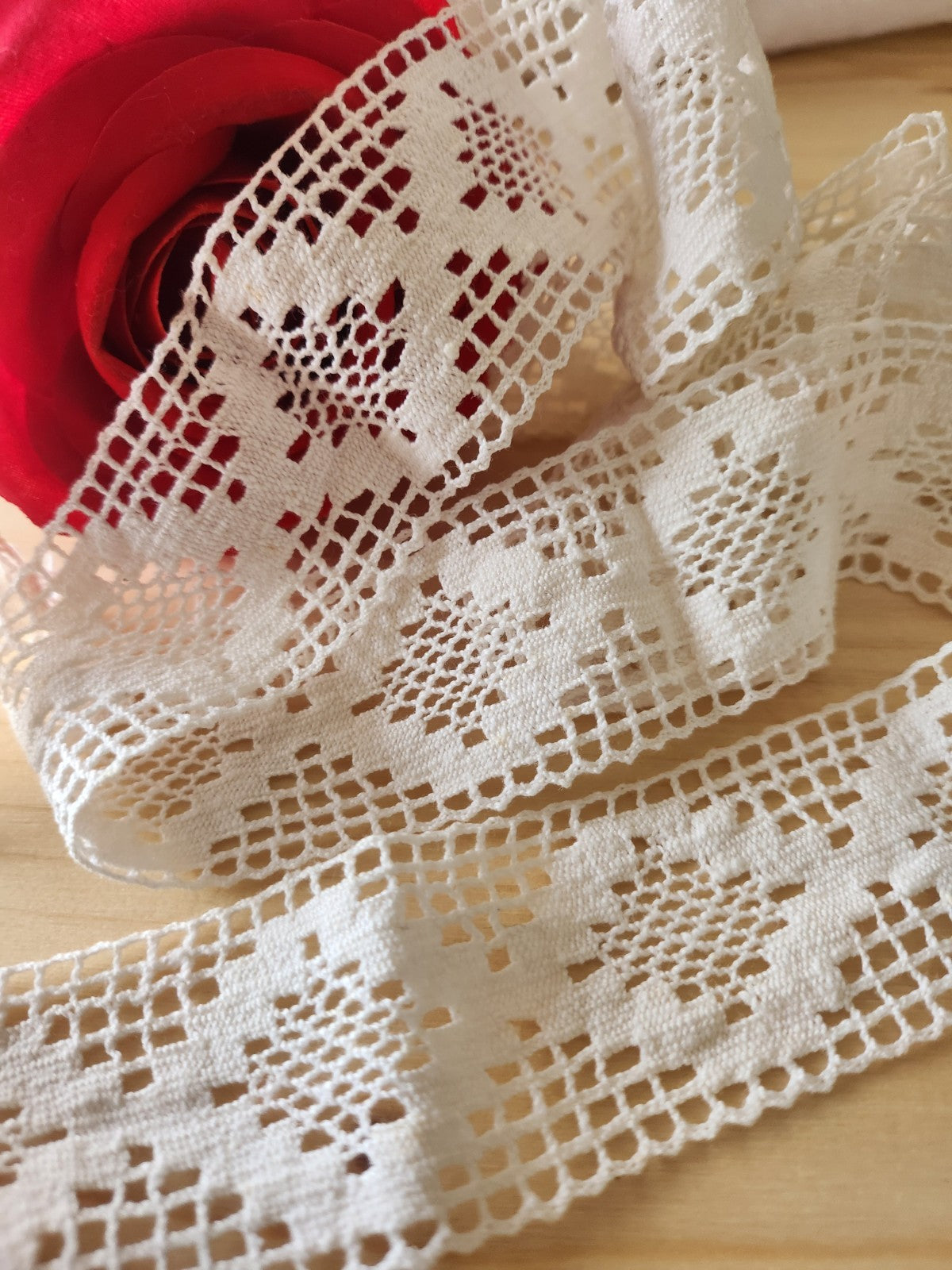 Dentelle large ancienne coton entre deux main 1 métre 15 sur 4 cm  T7