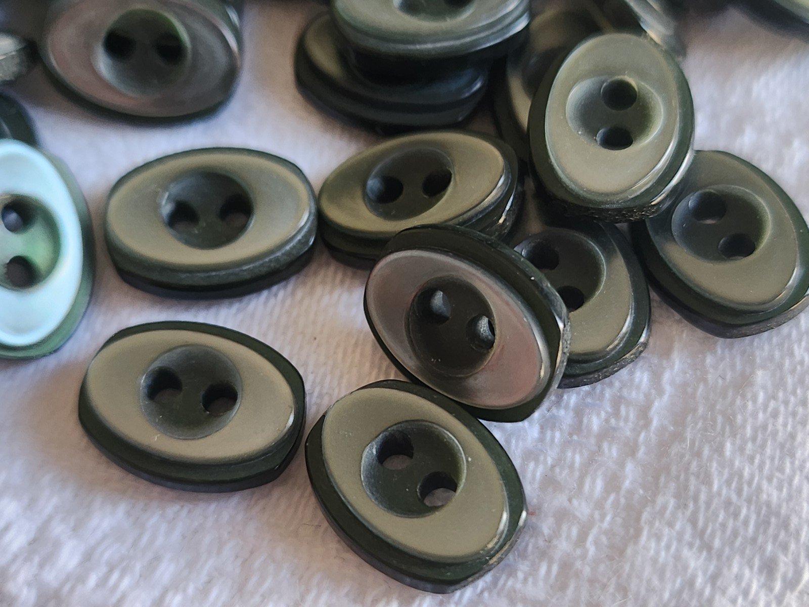 Lot 30 boutons vintage petits vert  gris 0,9 sur 1,2 cm ref 3899