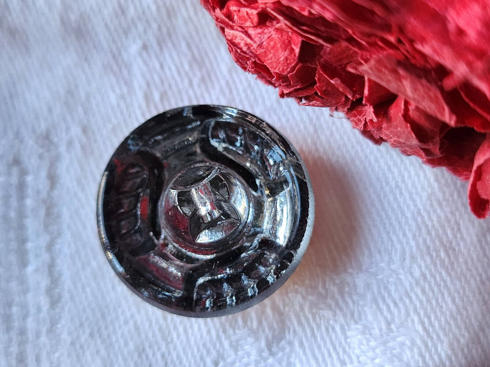 Gros bouton ancien en verre doré bombé joli  pied 2,2 cm D9K