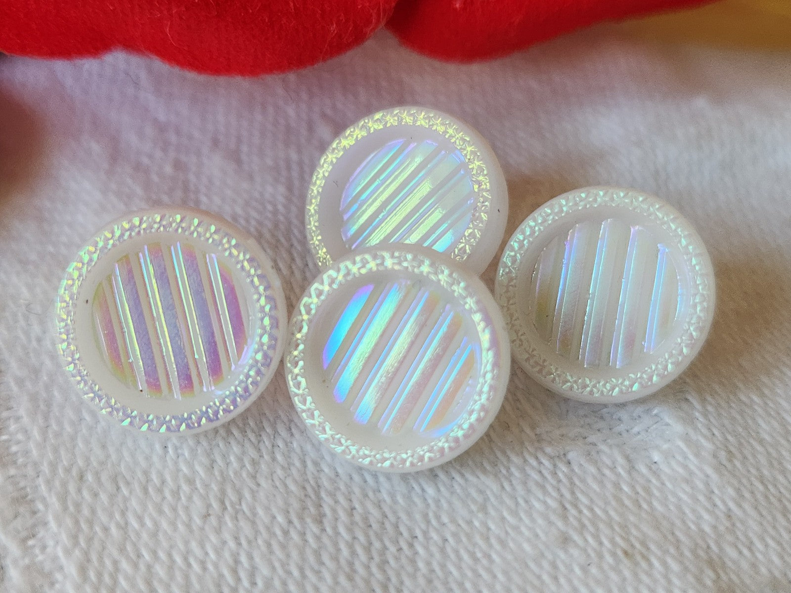 Lot 4 mini  boutons anciens en verre blanc mordoré rose 1,1 cm vintage D7E