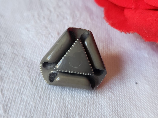 Bouton vintage triangle volume gris pied metal 1,8 cm G17N
