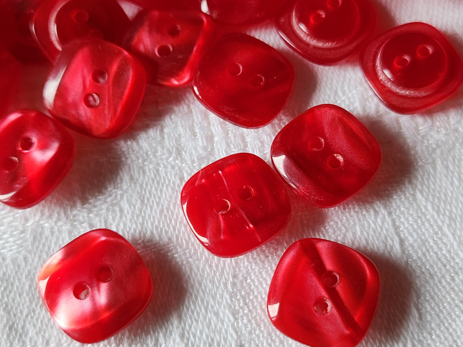 Lot 16 petits boutons vintage rouge  nacré effet iminacre  carré 1,3 cm ref 3336