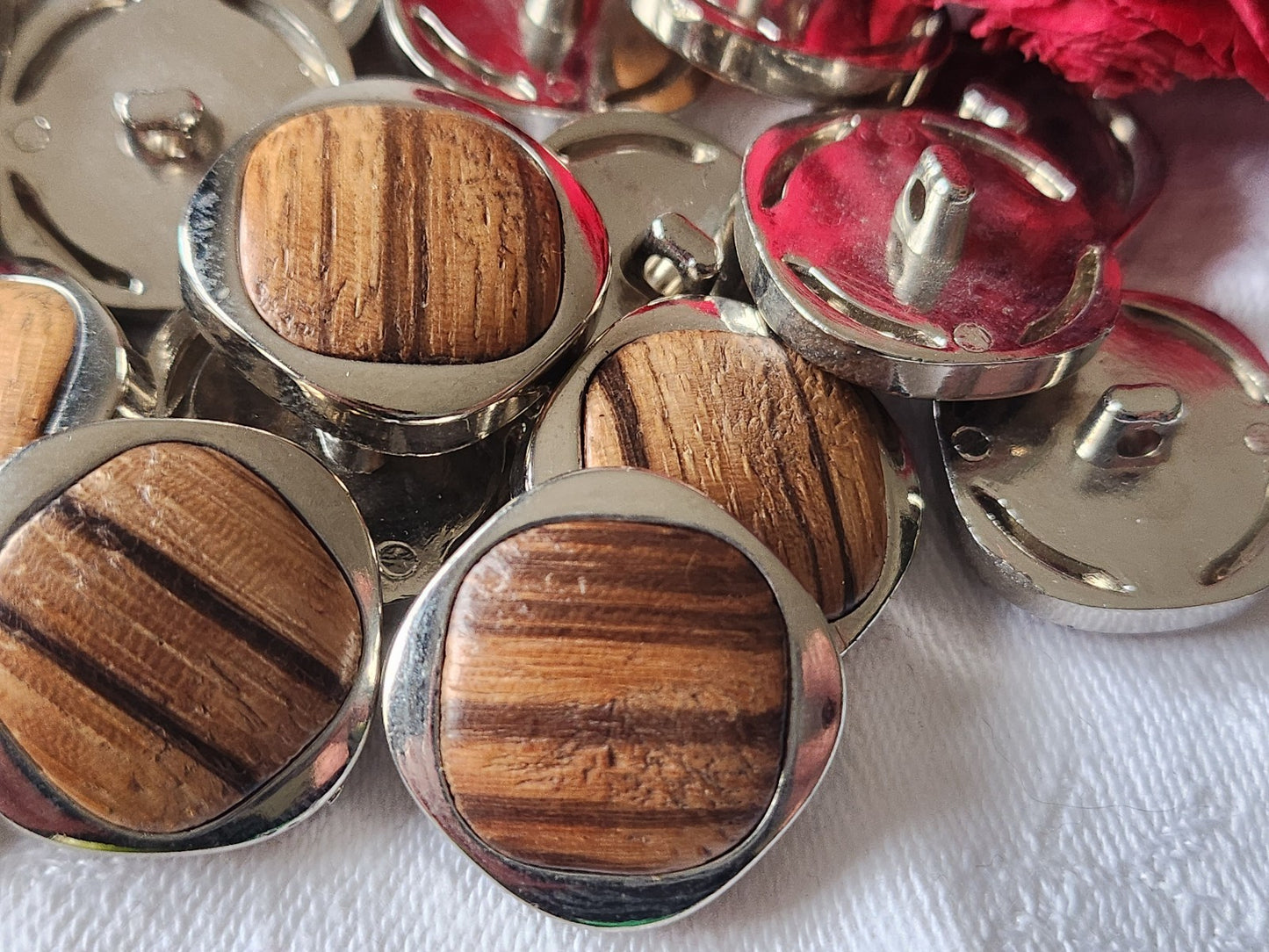 lot 6  boutons vintage acrylique argenté et coeur en bois pied 2 cm ref 3743