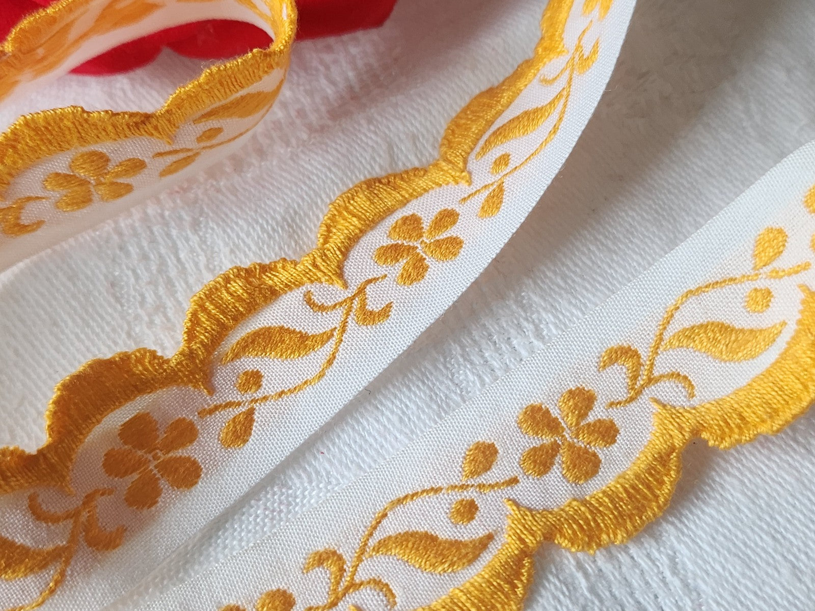 Galon vintage  festonbordure jaune fleur 3 métres sur 2 cm A2