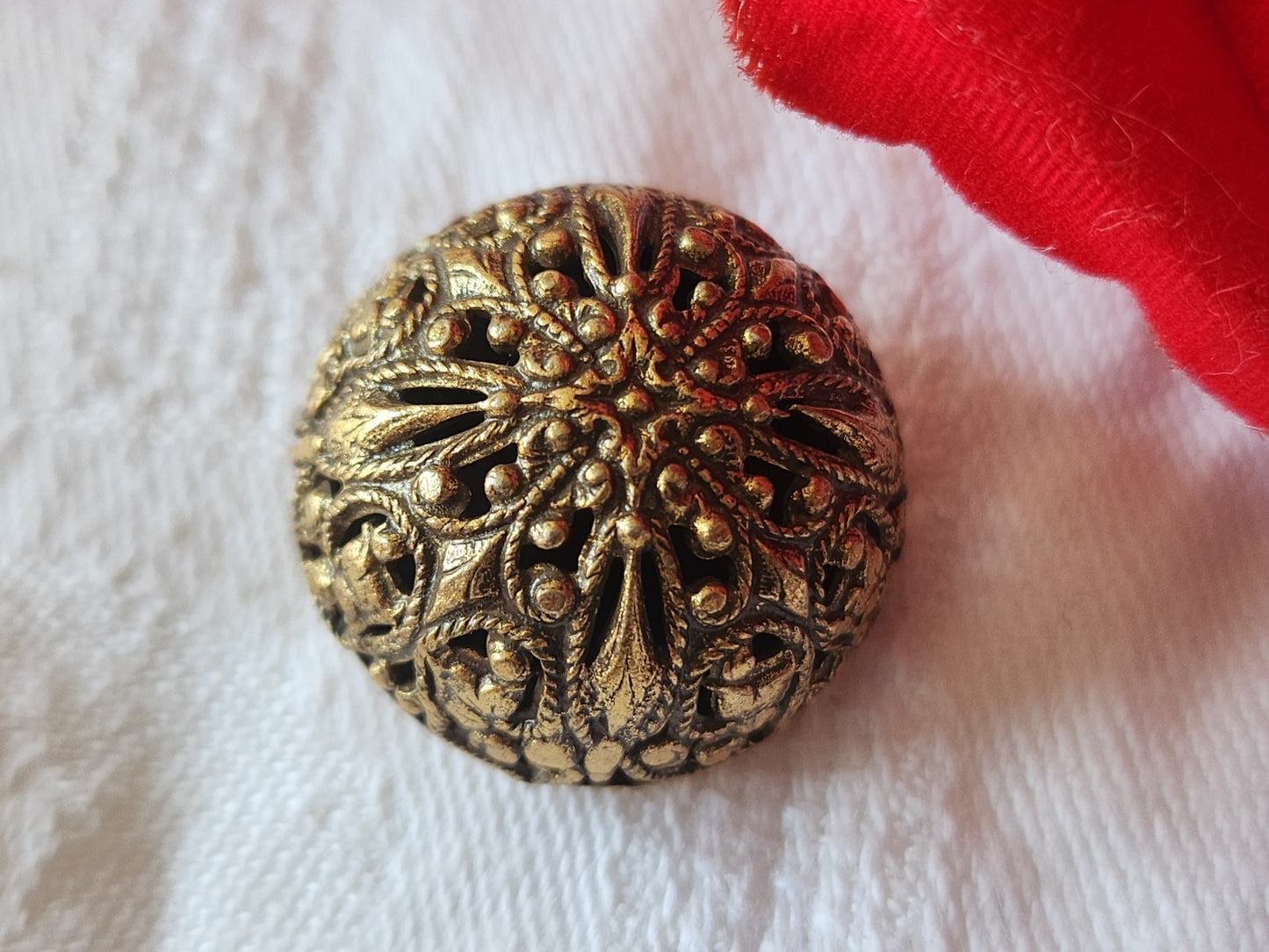 Gros bouton ancien en métal ajouré 2,3 cm dentelle doré vintage G4C