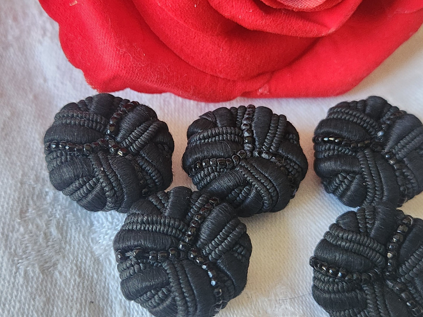 Lot 5 boutons anciens passementerie noir pied perlé  2,4 cm ref 2815