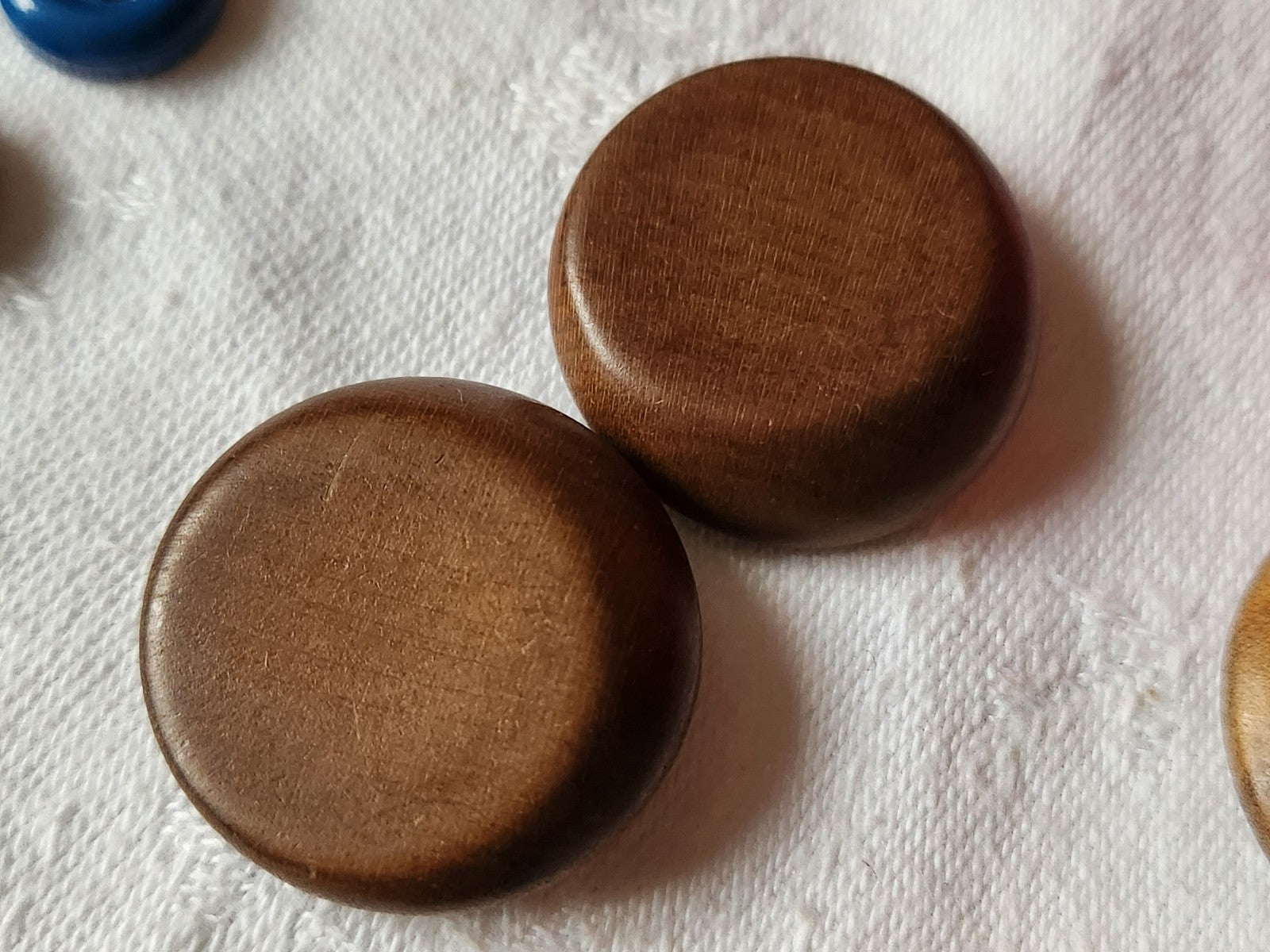 Lot 10 boutons anciens en bois duo 2,4 cm à 2,8 cm ref 2199