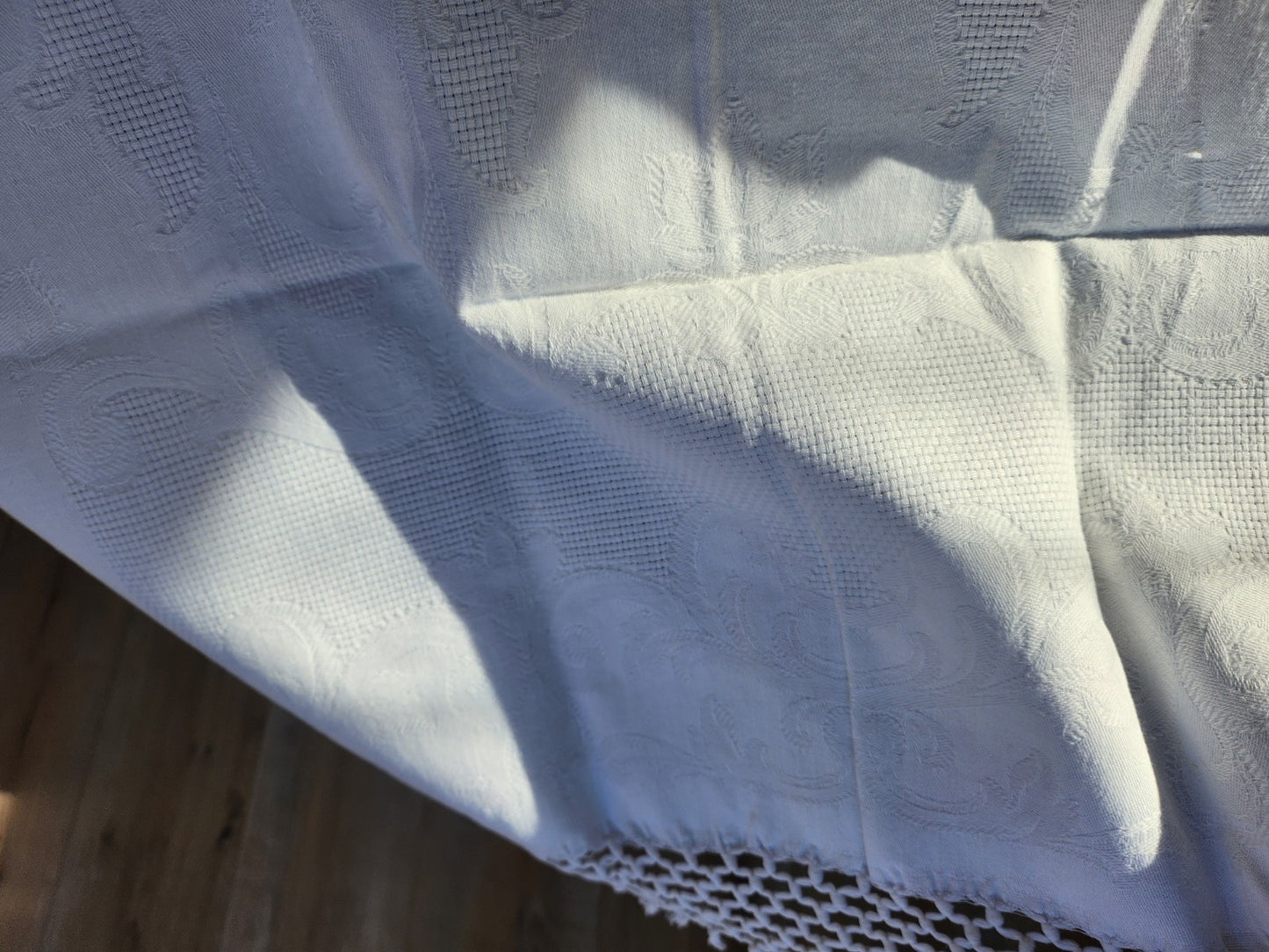 Ancien cache torchon ou serviette frangée blanc damassée B6