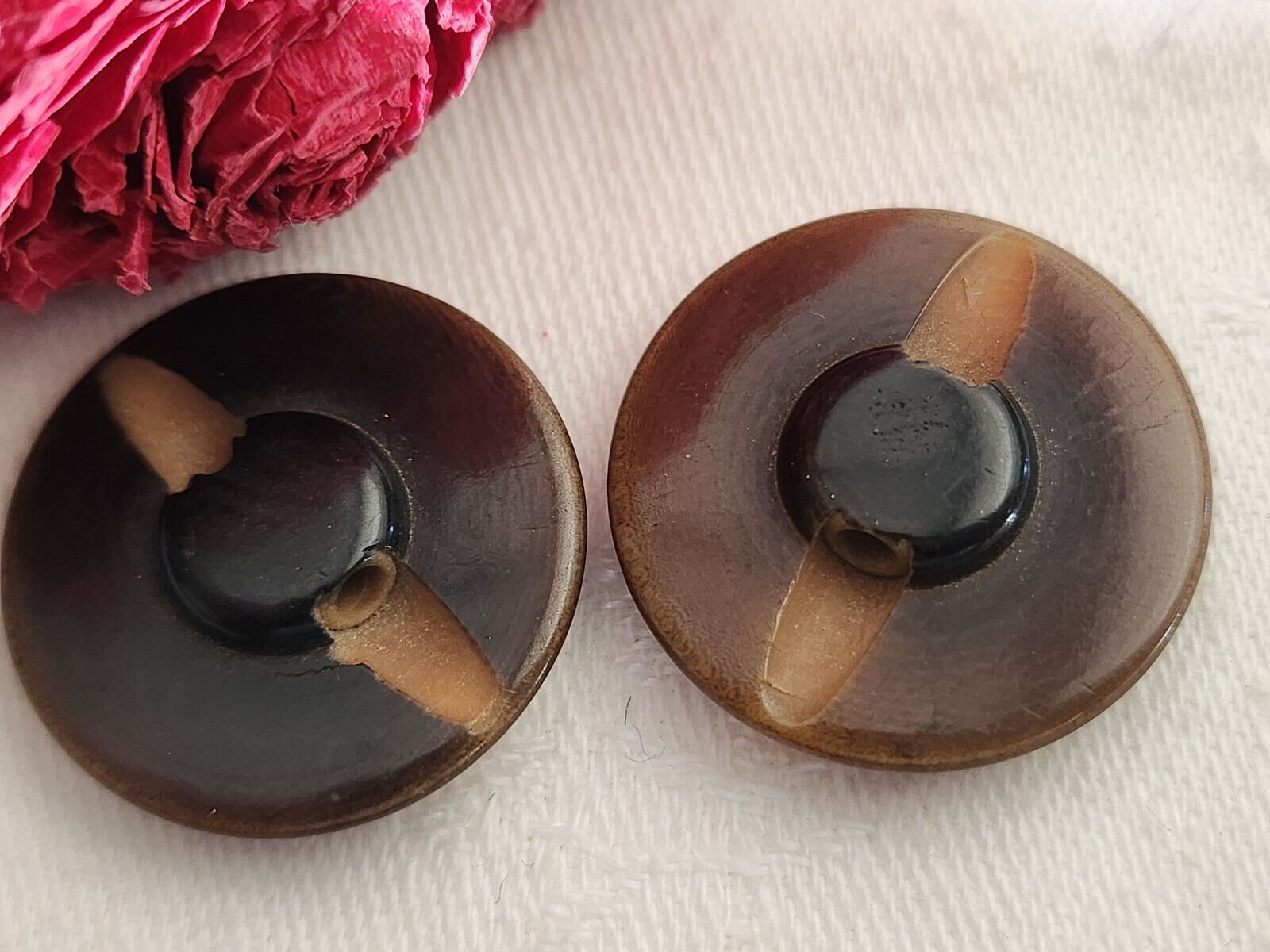Duo  gros boutons anciens en corozo travaillé pied 2,5 cm G2K