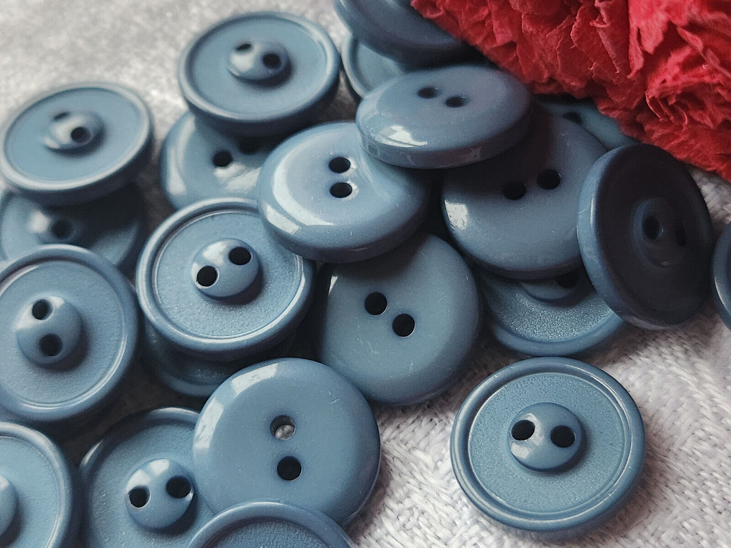 Lot  24 boutons vintage bleu petit travaillé trou 1,2 cm ref 214
