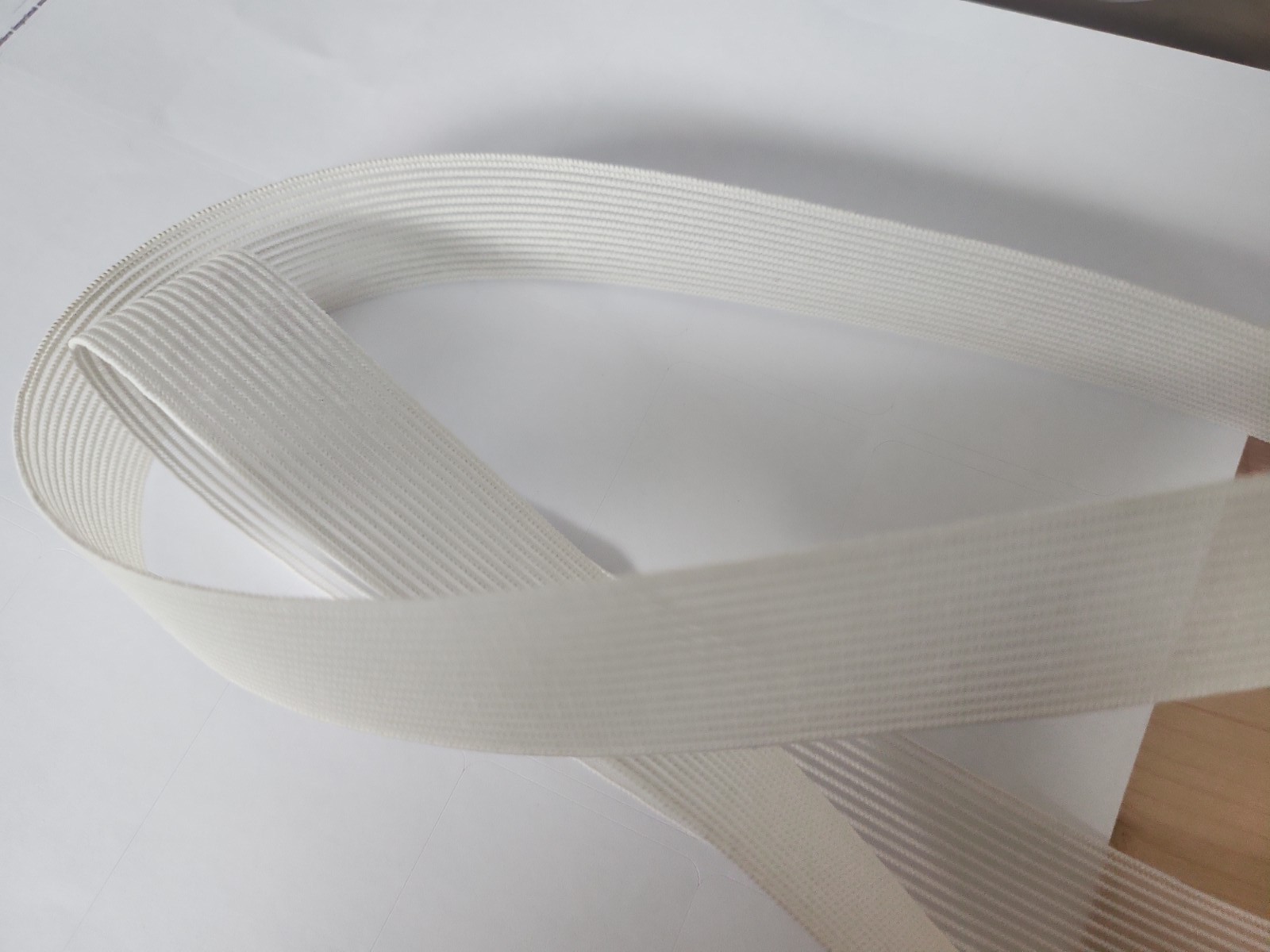 Large élastique  blanc cassé  sur rouleau transparent largeur 2,4 cm A4