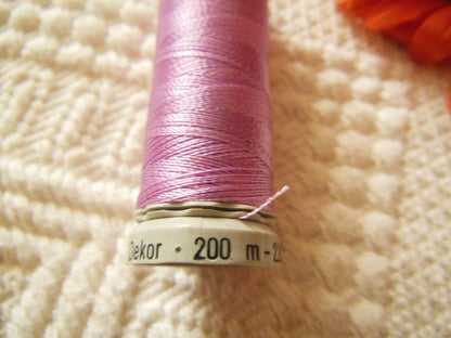 Bobine fil  à broder Gutermann 200 m parme lumineux violet col 5827 couture