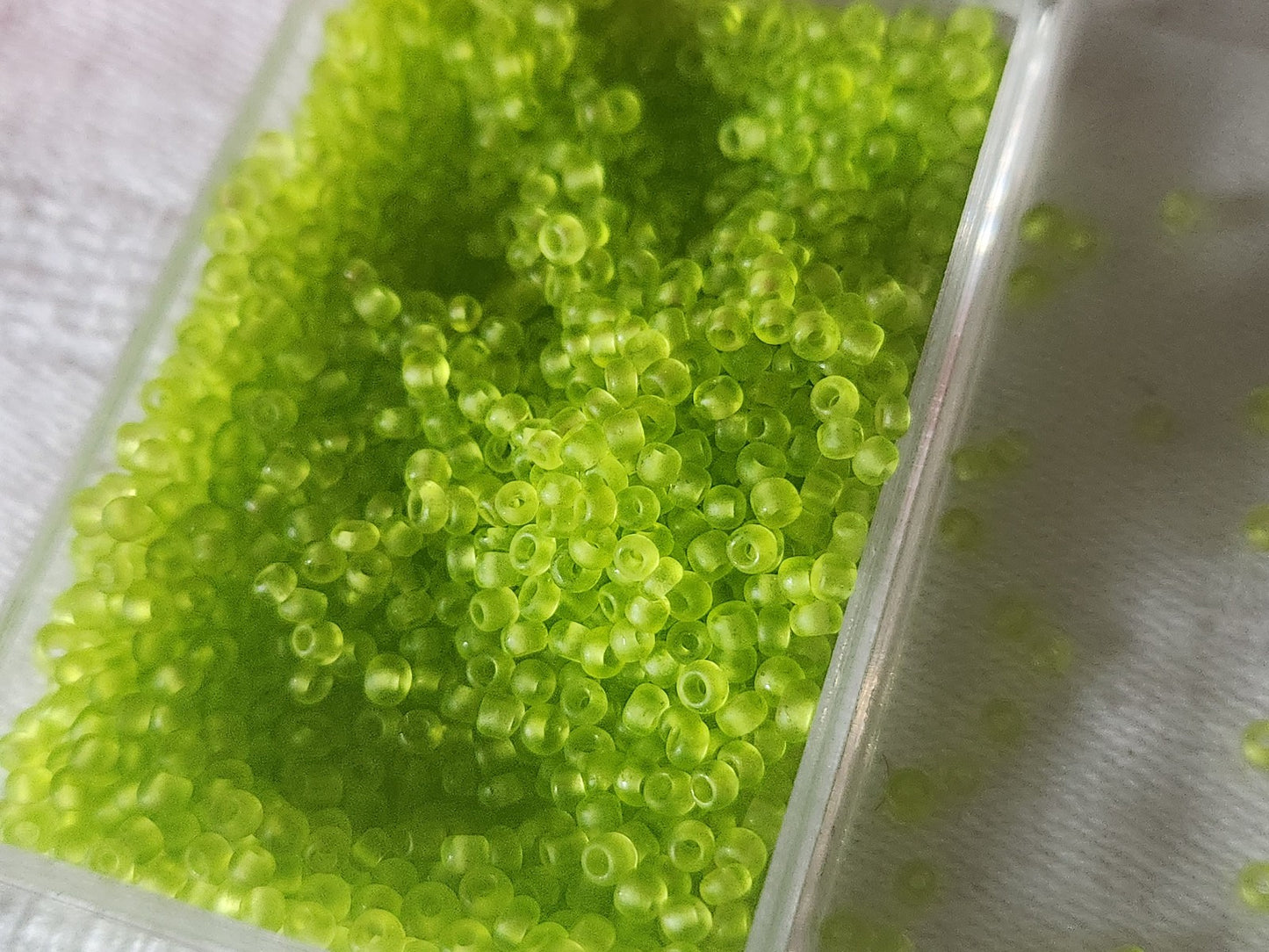 Lot environ 20 grammes de perles rocaille vert mat n°12