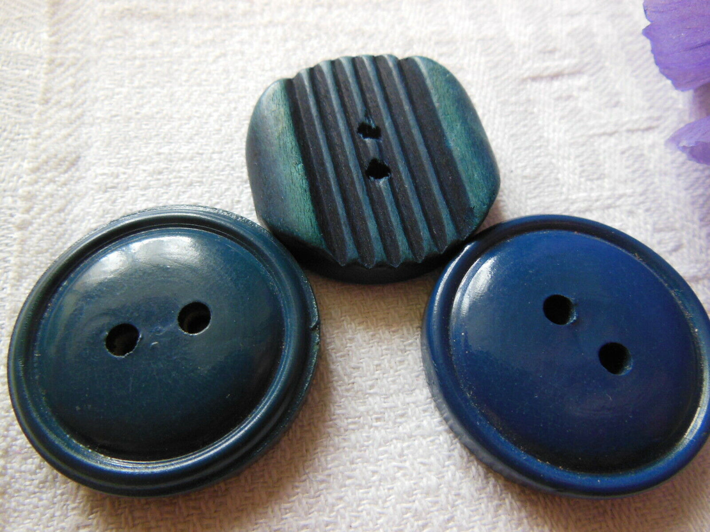 Duo gros boutons anciens en bois bleu  manteaux 3 et 3,1  cm D17I