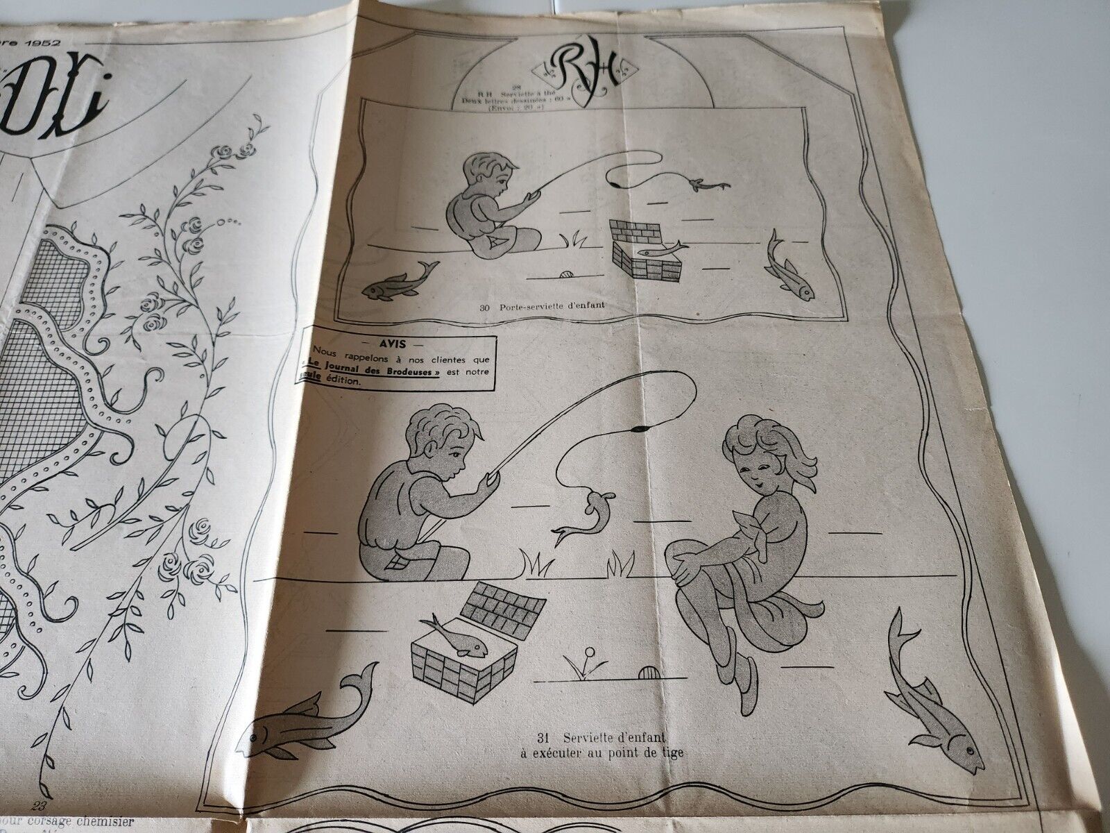 Le journal des brodeuses 1952  n° 693 dessous de vase motifs et ecussons divers