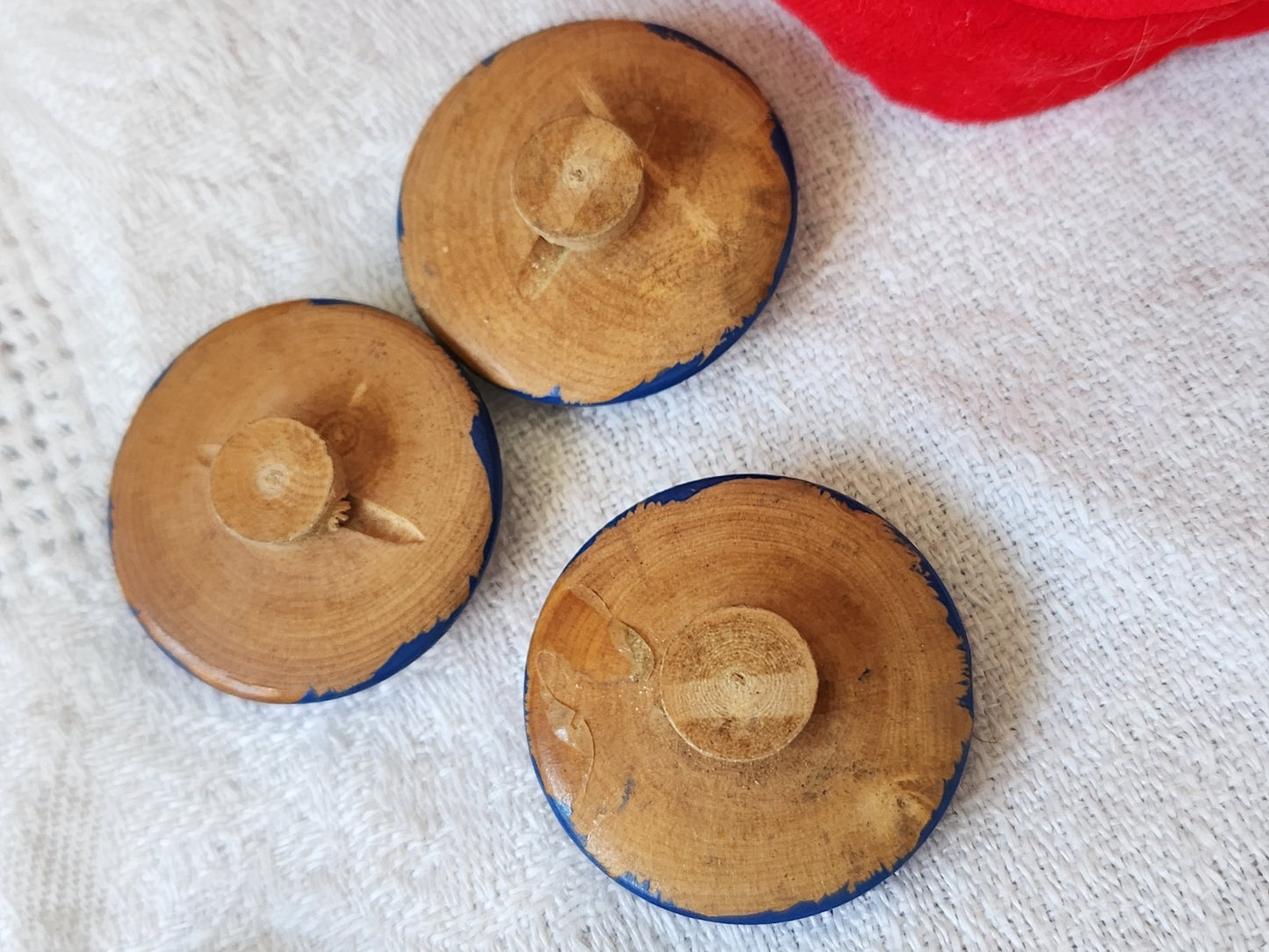 Trio gros boutons anciens en bois peint  2,5 cm bleu  D19P