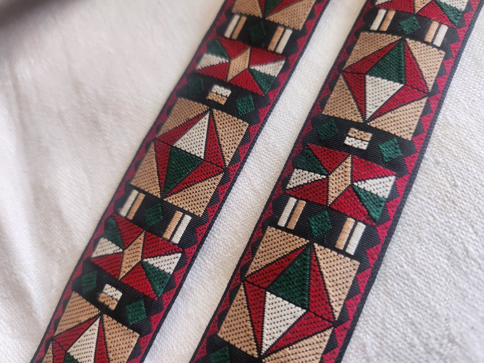 Large galon vintage motif géométrique vert marron rouge 3 mètres A5