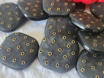 Lot 6 énormes boutons vintage noir mat oeillet pied 3 cm ref 6138 ***