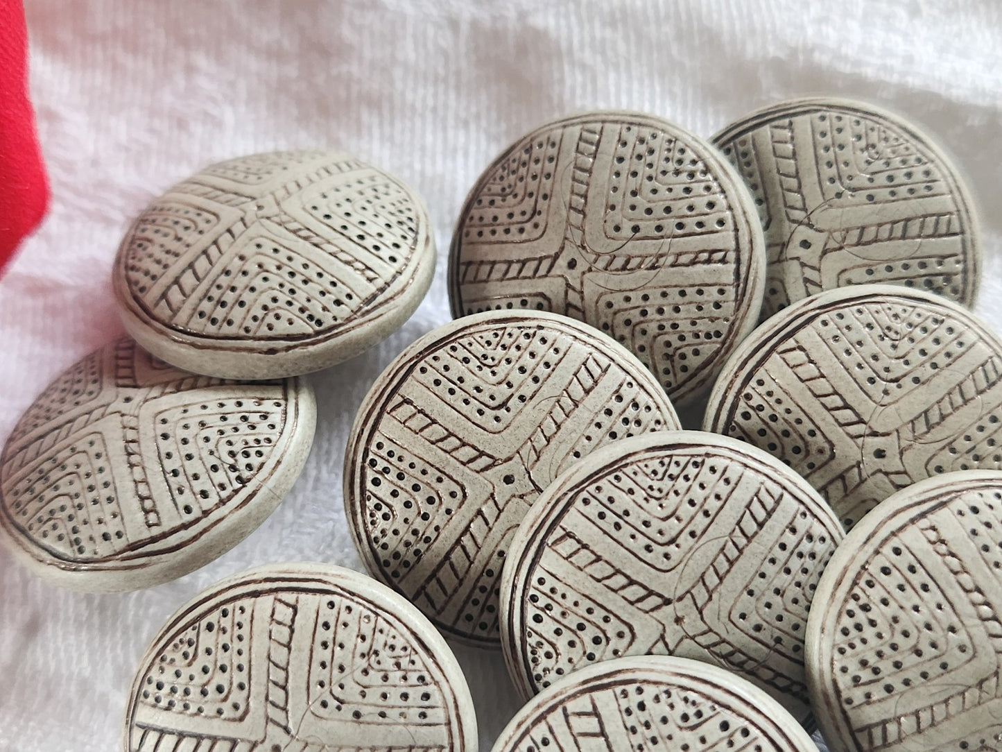 Lot 12 boutons gris pied   fond d'atelier 2,2 cm travaillé   ref 2402