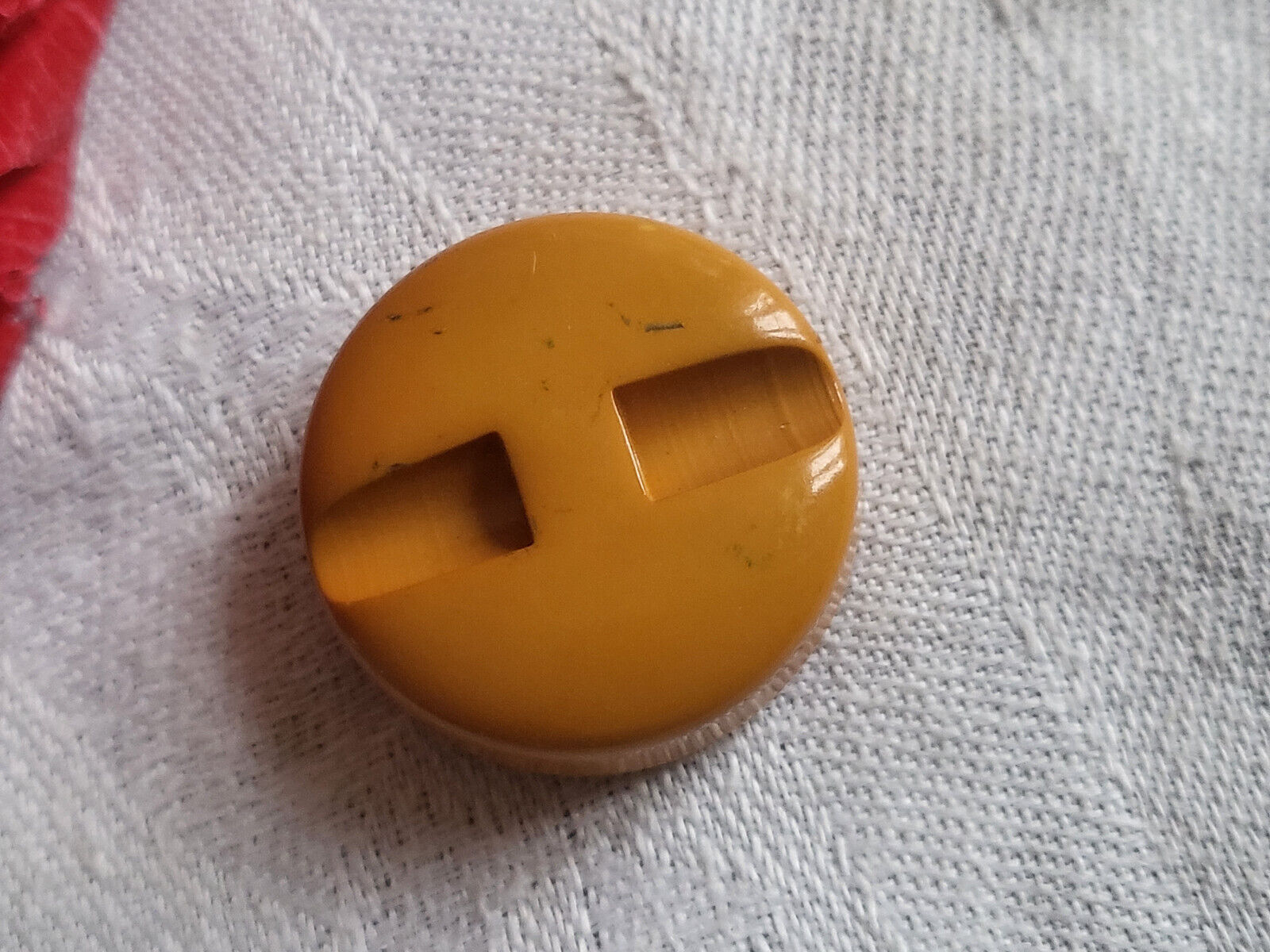 Bouton vintage cœur en nacre jaune bi matière pied 2,3 cm D19I