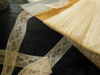 Dentelle vintage nylon blanche motif rehaussé 2 mètres 80 sur 2,4 T1-24