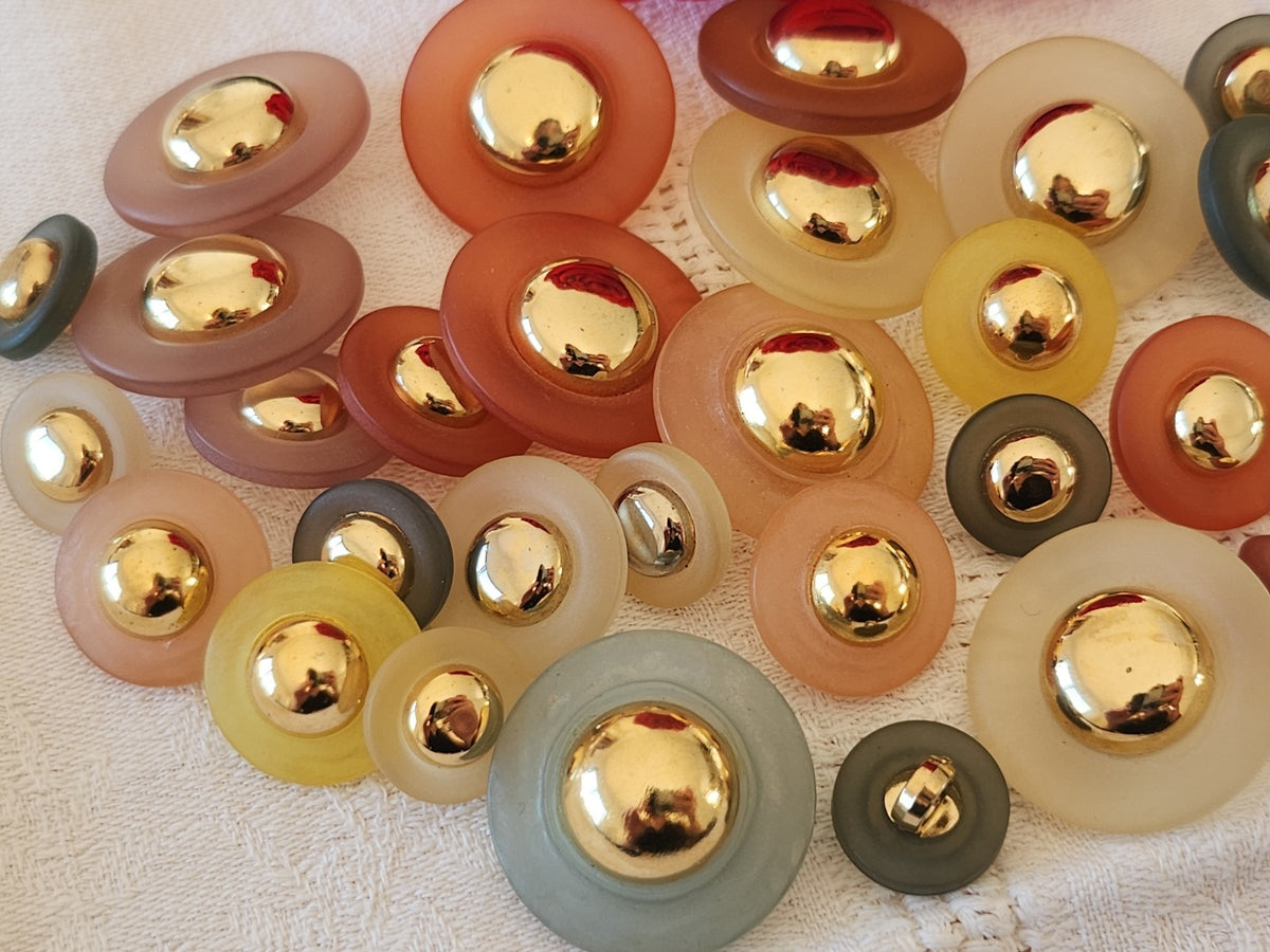 Lot 29 boutons vintage panaché mm modèle  kitch pied  1,5 à 2,7 cm ref 6530