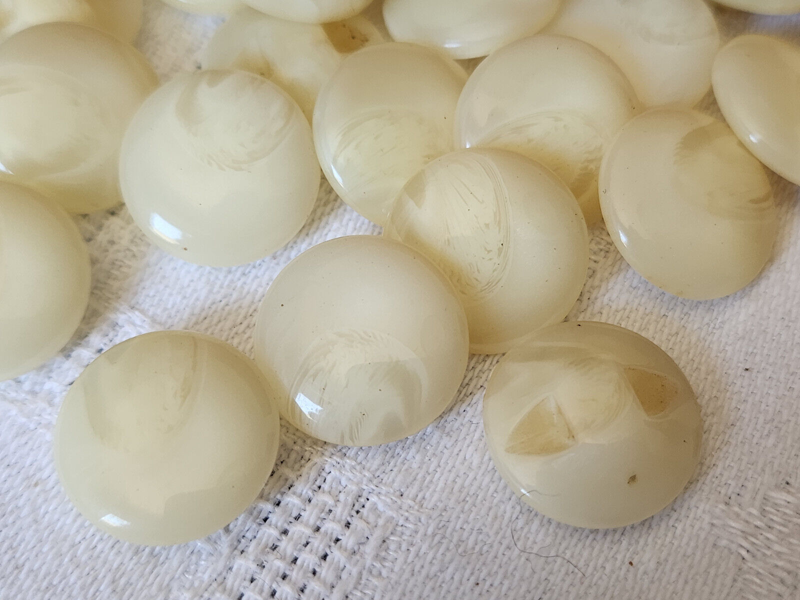 Lot 21 boutons vintage créme veiné à pied 1,4 cm ref 5296