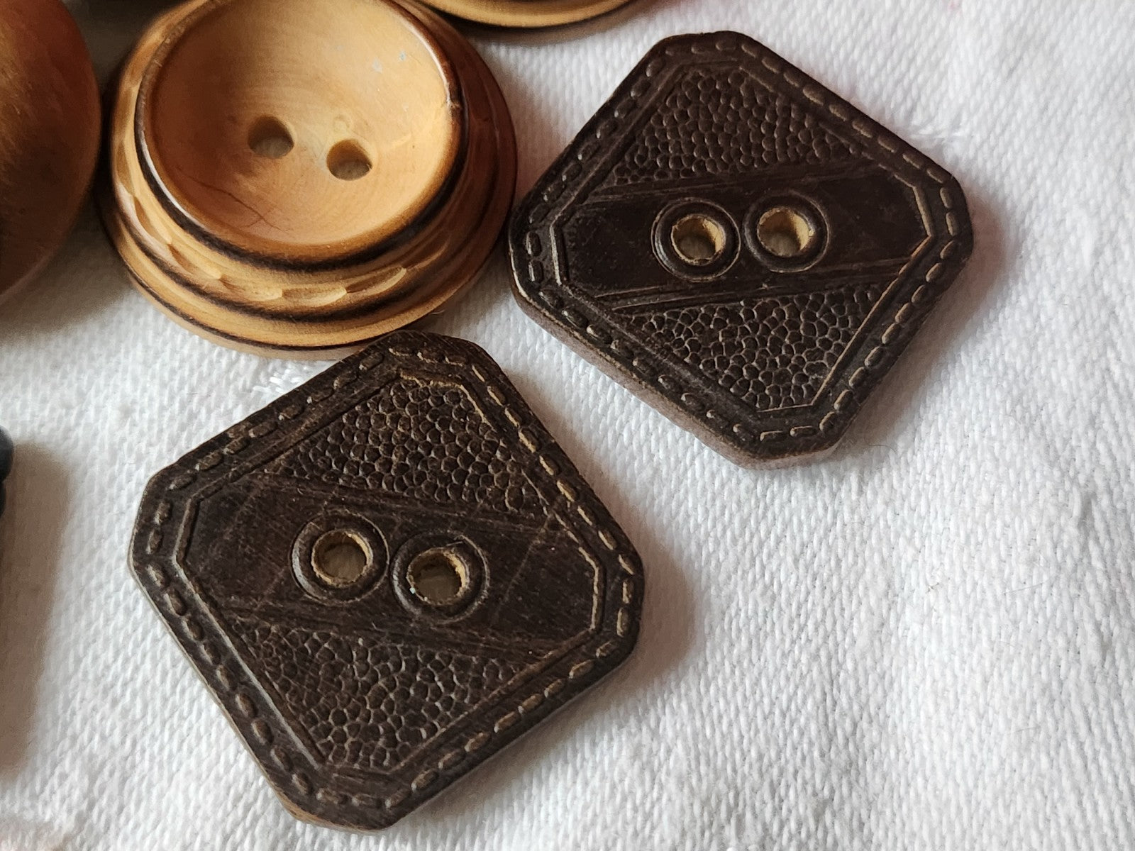 Lot 10 boutons anciens en bois duo 2,4 cm à 2,8 cm ref 2199