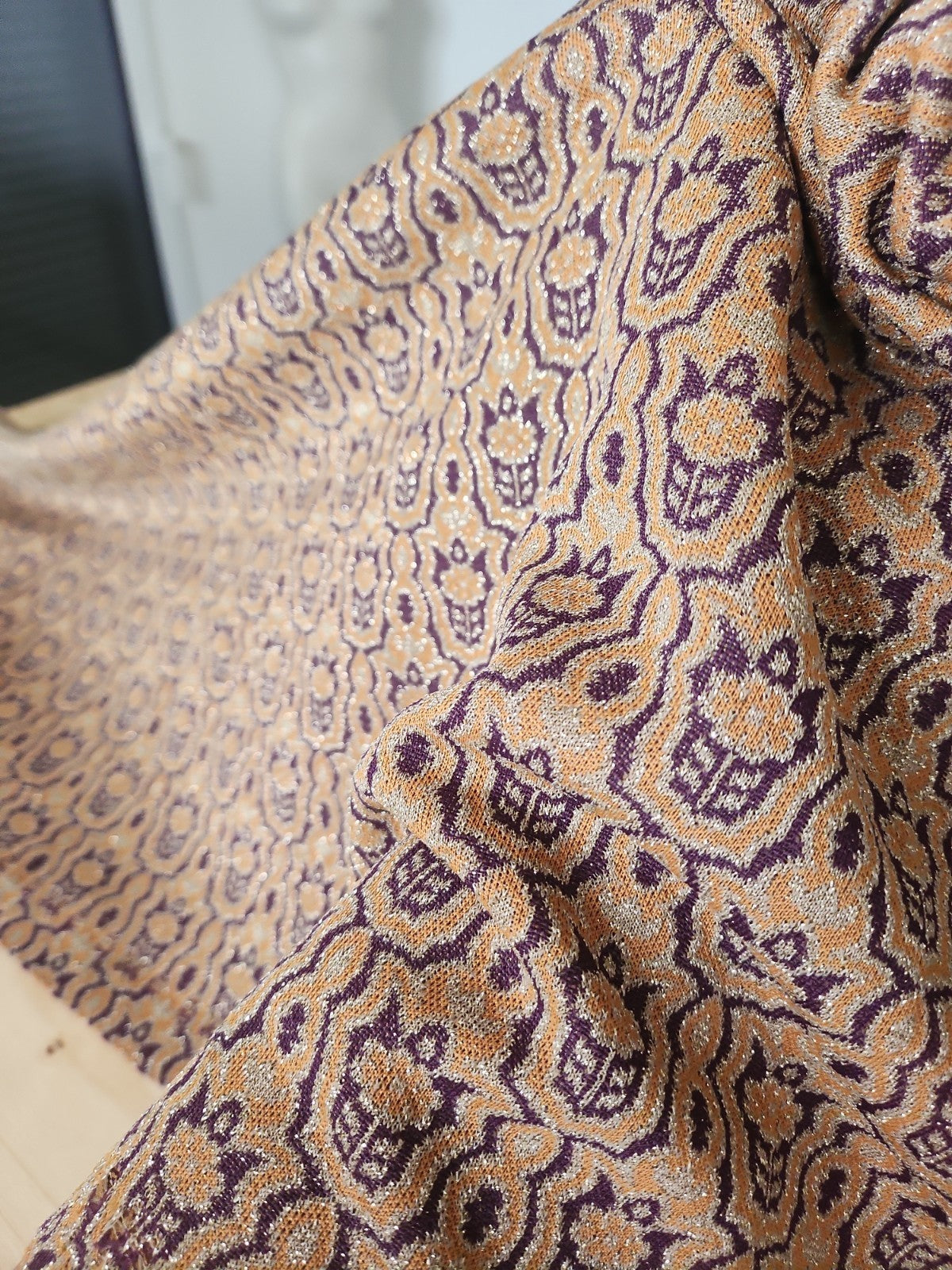 Ancien coupon de tissu vintage violet moutarde paillette 152 cm sur 53 cm B5