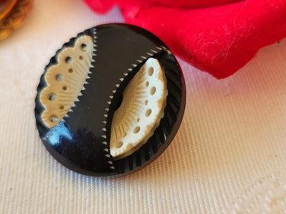 Bouton ancien collection  noir creme sculpté pied metal 2,3 cm D13H