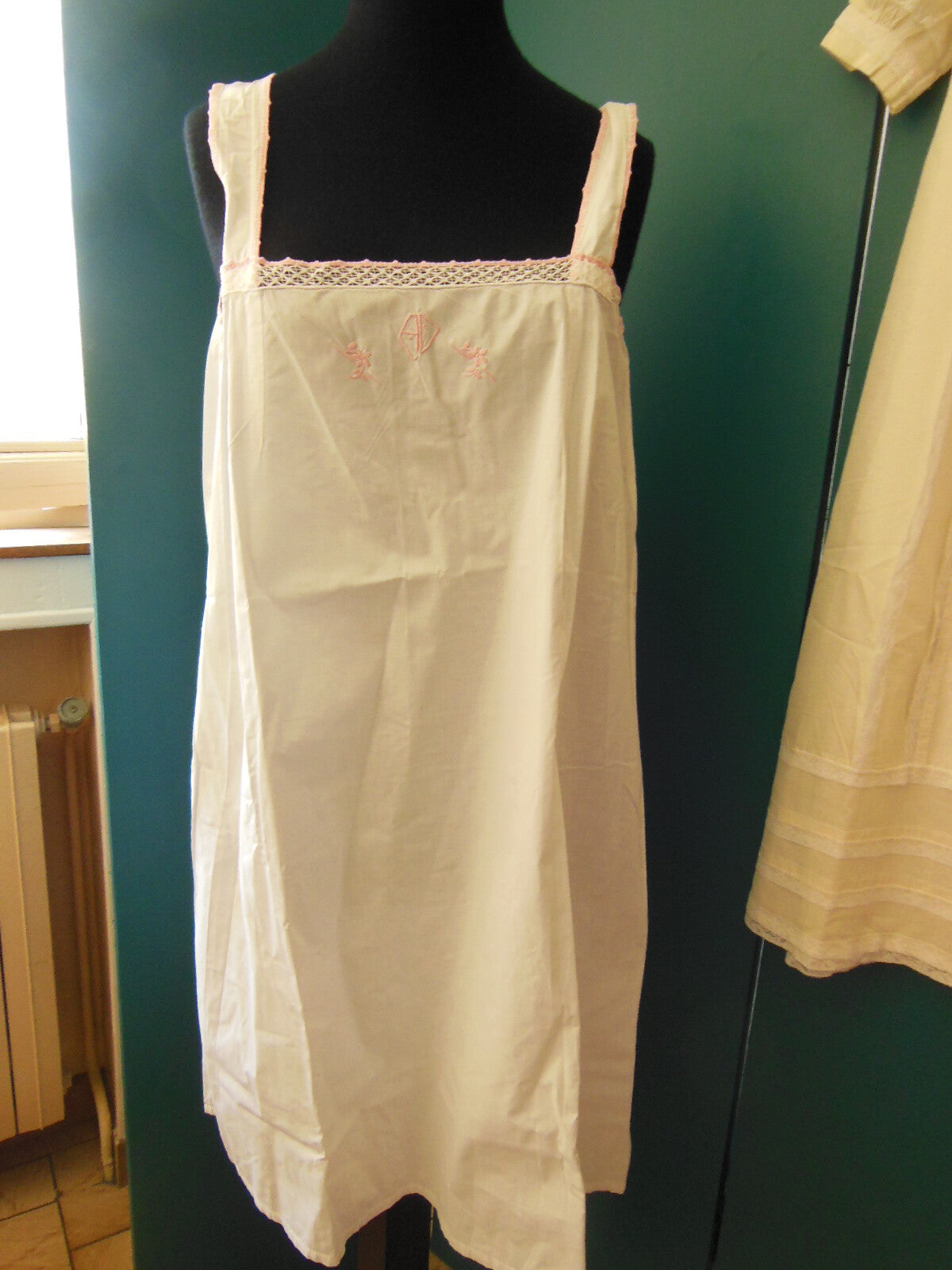 Chemise de nuit ancienne broderie rose monogramme AD  B1