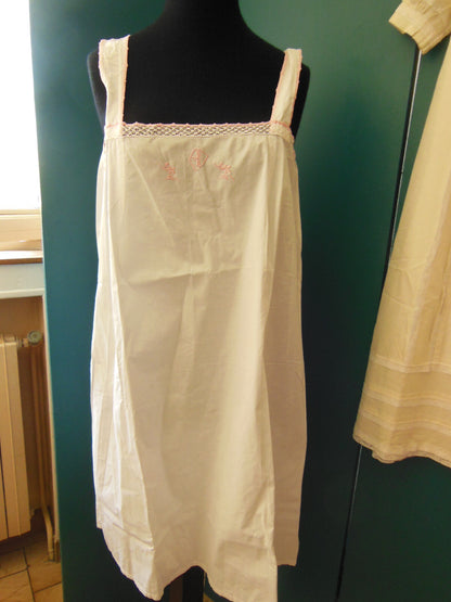Chemise de nuit ancienne broderie rose monogramme AD  B1