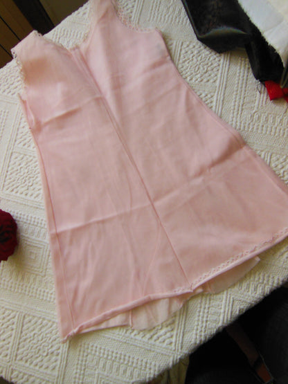 Fond de robe ancien rose enfant comme maman  à nettoyer B1