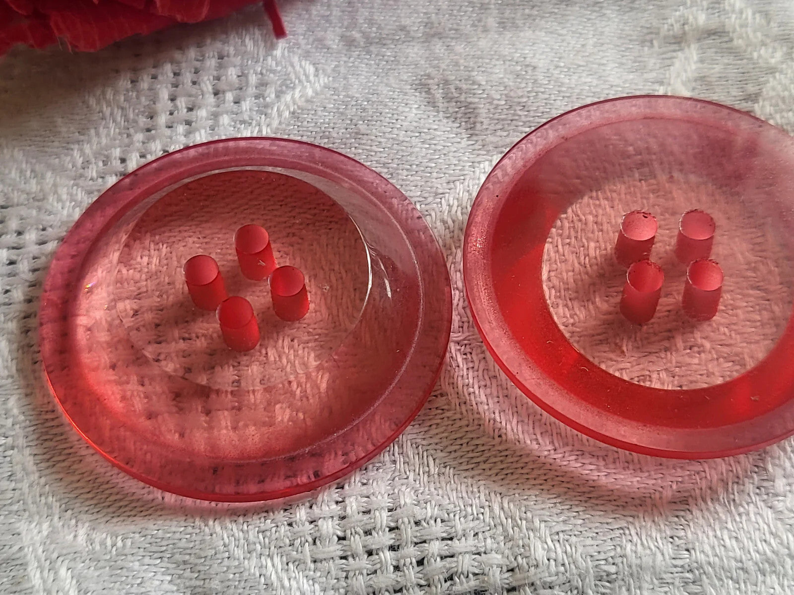 Duo gros boutons vintage rouge rosé transparent à trous 3,4 cm ref 5315