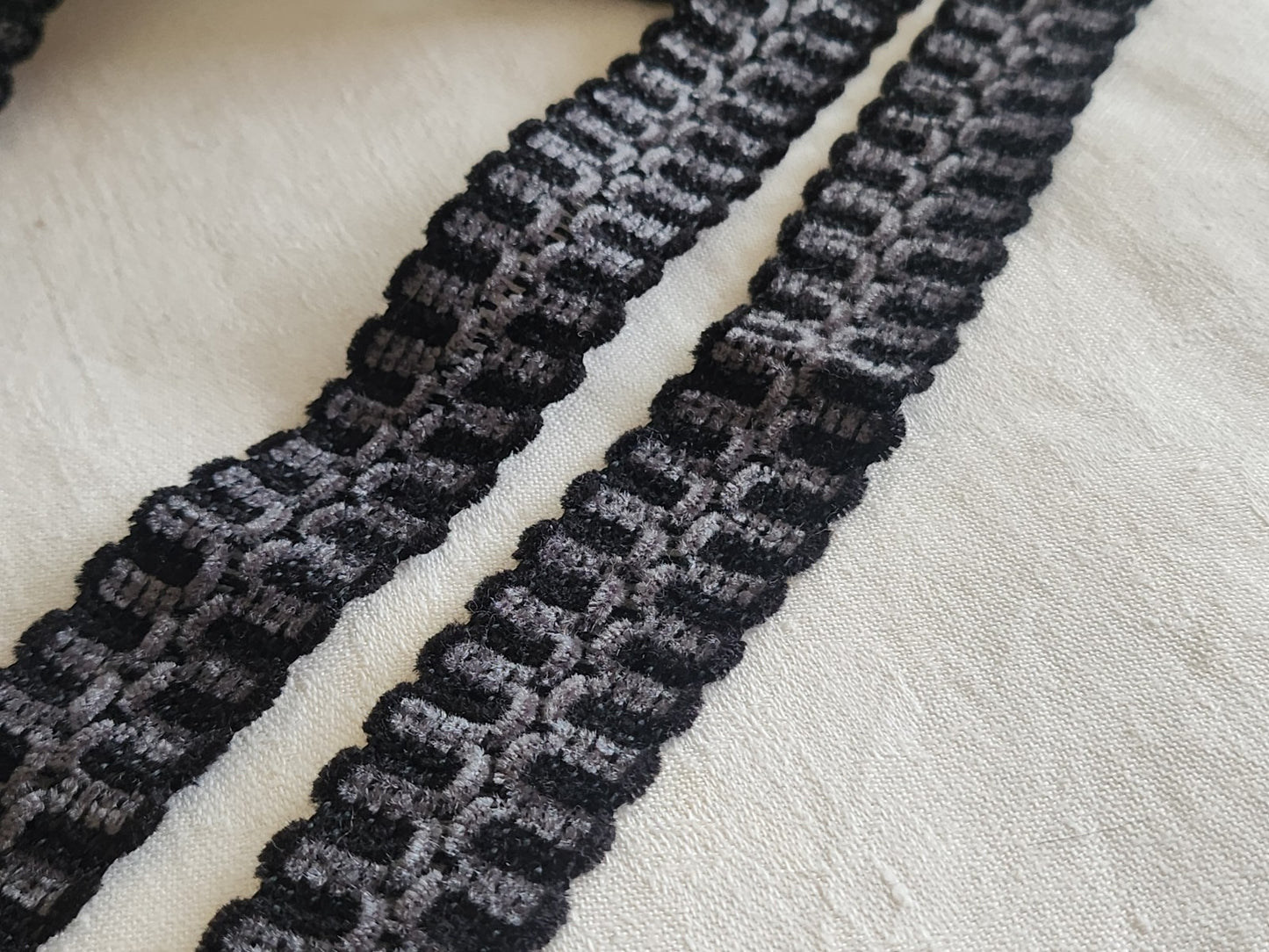 Large galon  chenille noir gris 3 m 40 sur 2,7 cm A5
