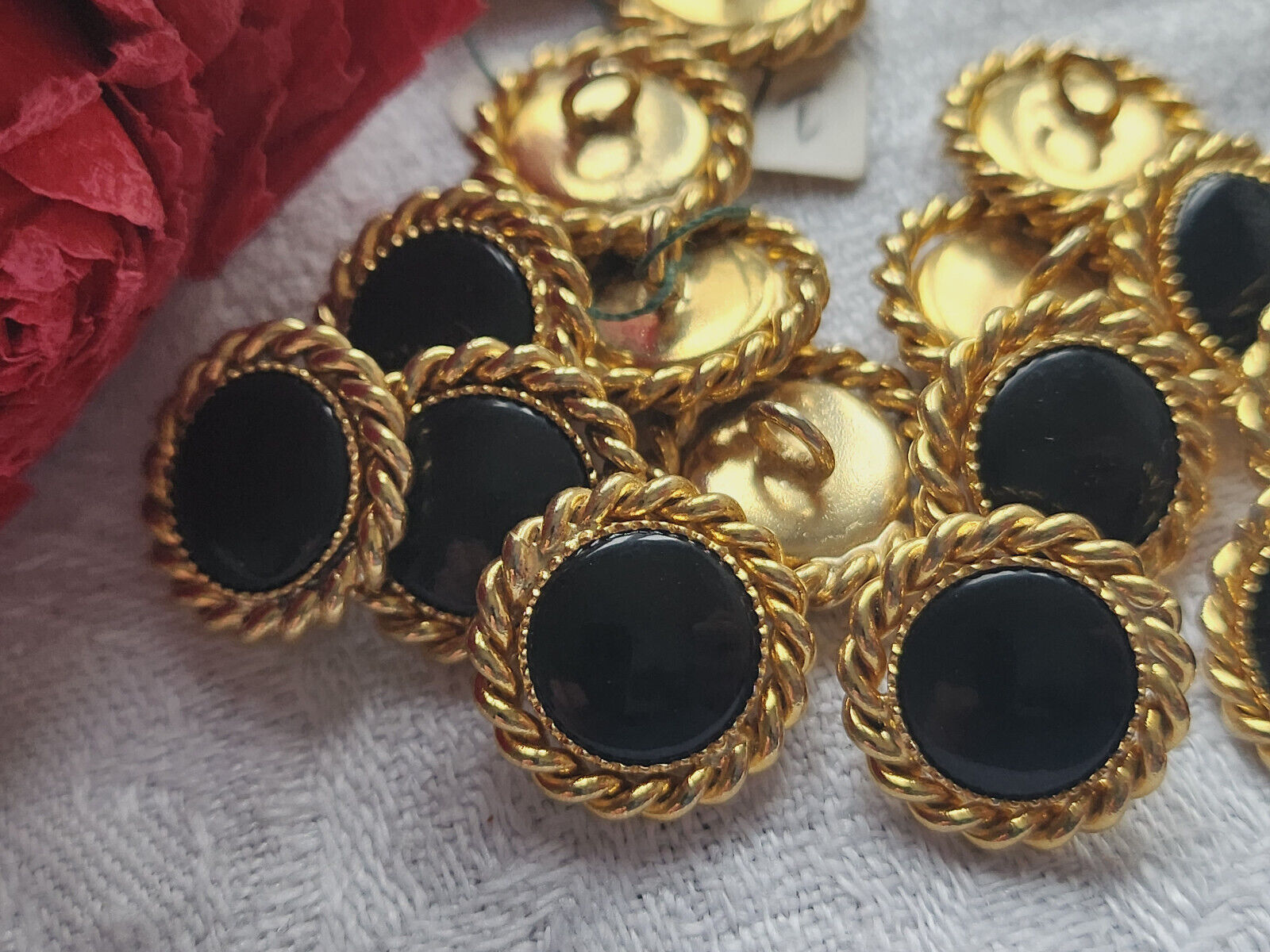 lot 7 boutons vintage en métal doré noir 1,5 cm pied ref 4712