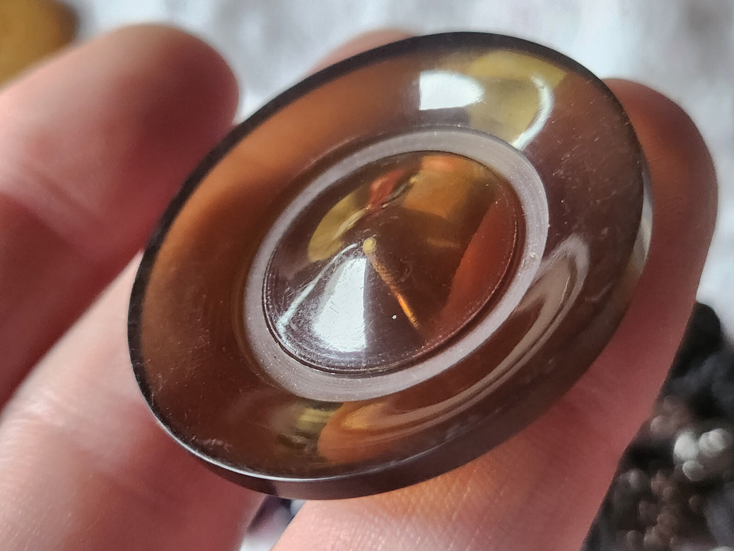 Gros bouton vintage marron fumé pied laiton 4 cm ou 40 mm ref 548