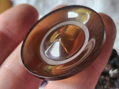 Gros bouton vintage marron fumé pied laiton 4 cm ou 40 mm ref 548